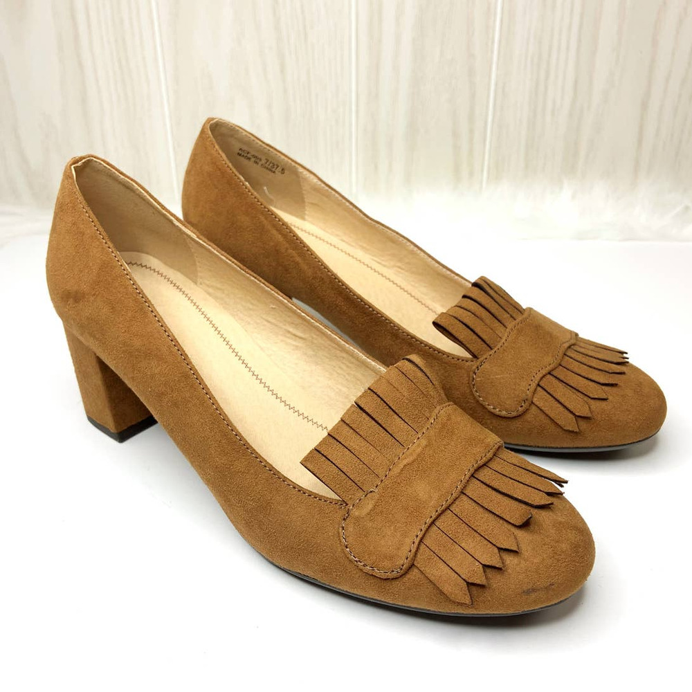CL by Laundry Pumps Size 7 Heels Faux Suede with Kiltie Accent Cognac Tan